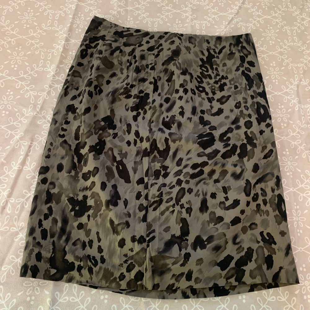3/$18. 🌼Ann Taylor pencil skirt size 2